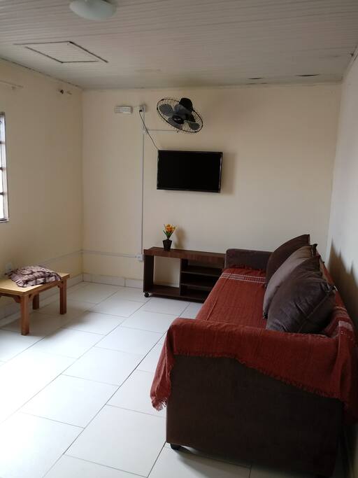 Sofá Bi-cama super de 3 lugares, que acomoda 2 pessoas confortavelmente.