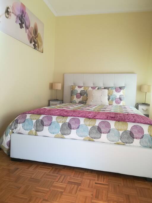Quarto com cama de casal