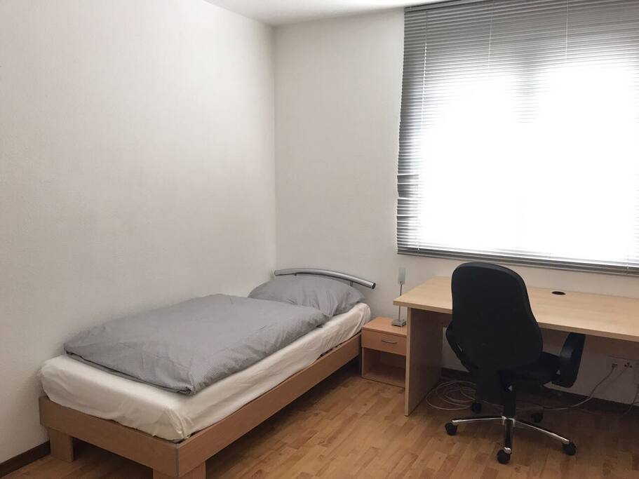 Einzelbett, selbstverständlich mit frischer Bettwäsche und Handtüchern