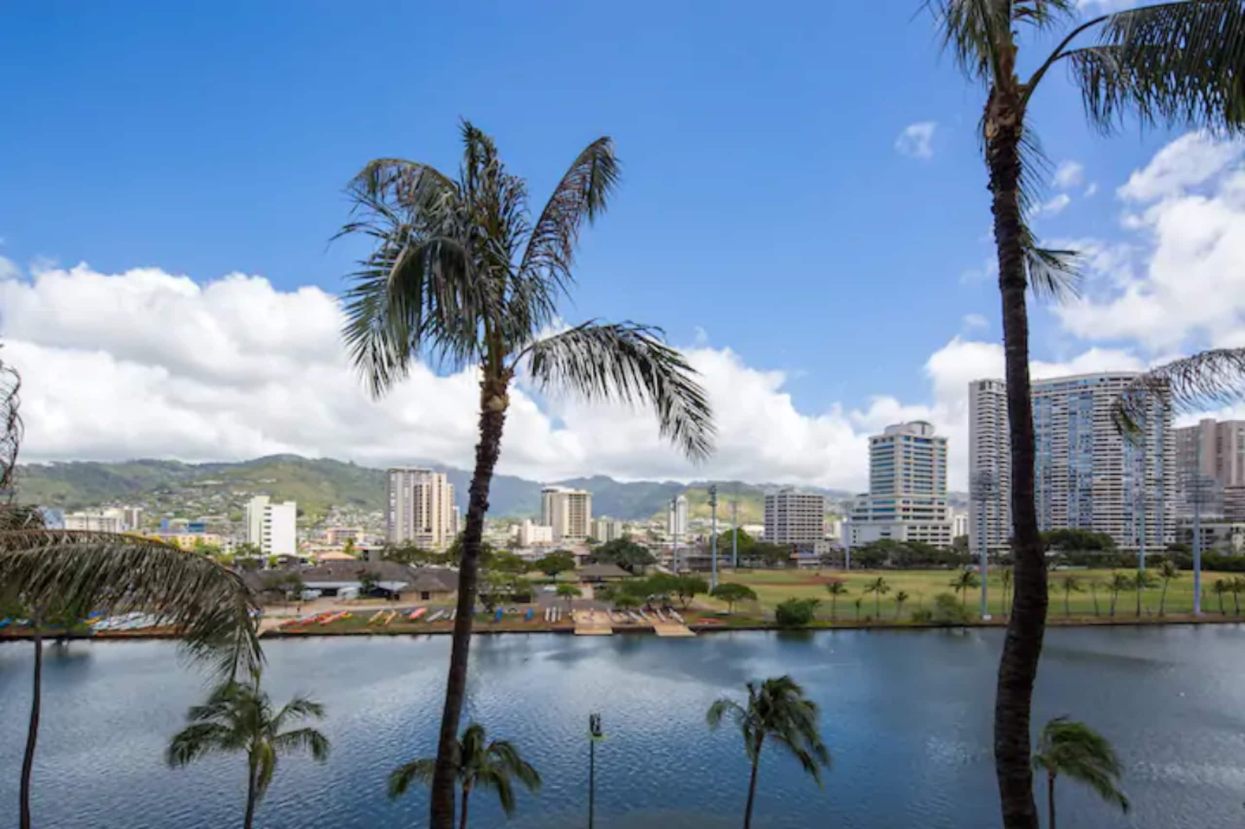 Condo in Honolulu · ★4.53 · Studio · 1 bed · 1 private bath - Image 9
