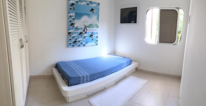 chumba kilicho na bicama, kiyoyozi na makabati