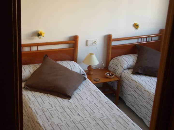 غرفة تضم سريرين صغيرين