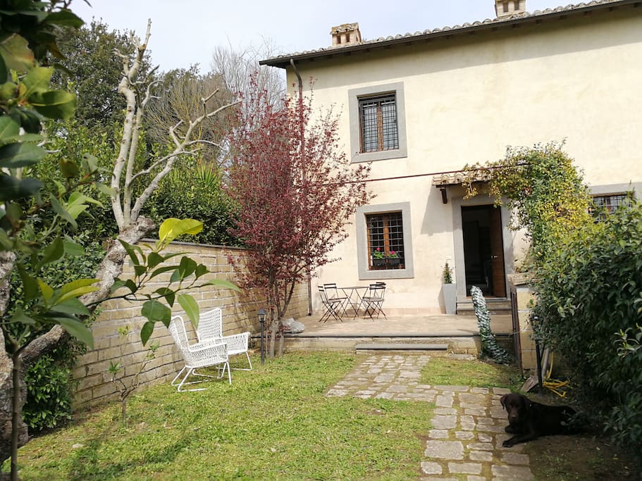 facciata residenza con giardino privato