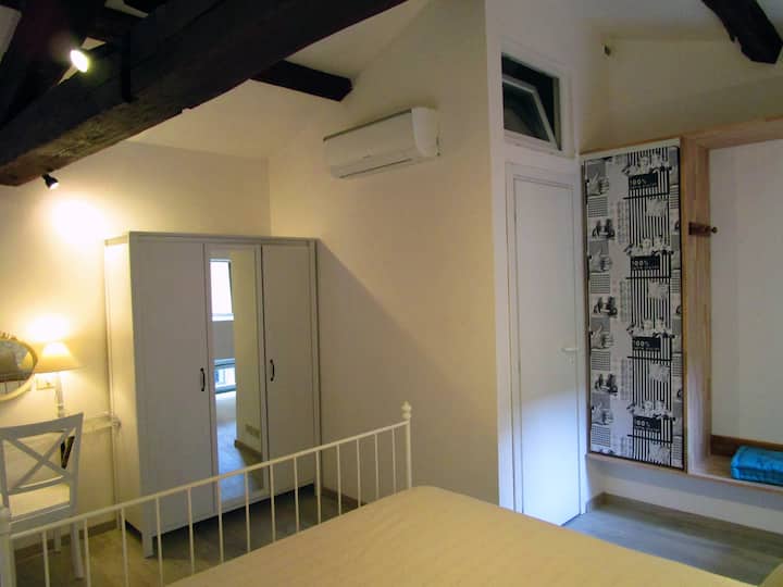 Još jedan pogled na spavaću sobu na katu