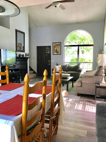 Relaxing pool and hot tub house! gallery image 2