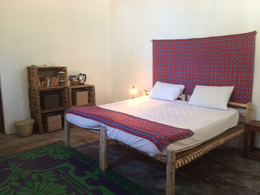 Queen size bed, tea & coffee facilities, storage and a library.