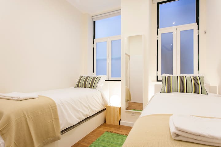 Ოთახი №4: 2 ერთადგილიანი საწოლი და კიდევ ერთი ერთადგილიანი საწოლი ერთი საწოლის ქვეშ. (გამოიძინეთ 2+1)