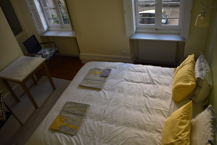 ďalšia izba s posteľou 180 x 200, možno oddelená na 2 lôžka 90 x 200 a s výhľadom na súkromné parkovisko.