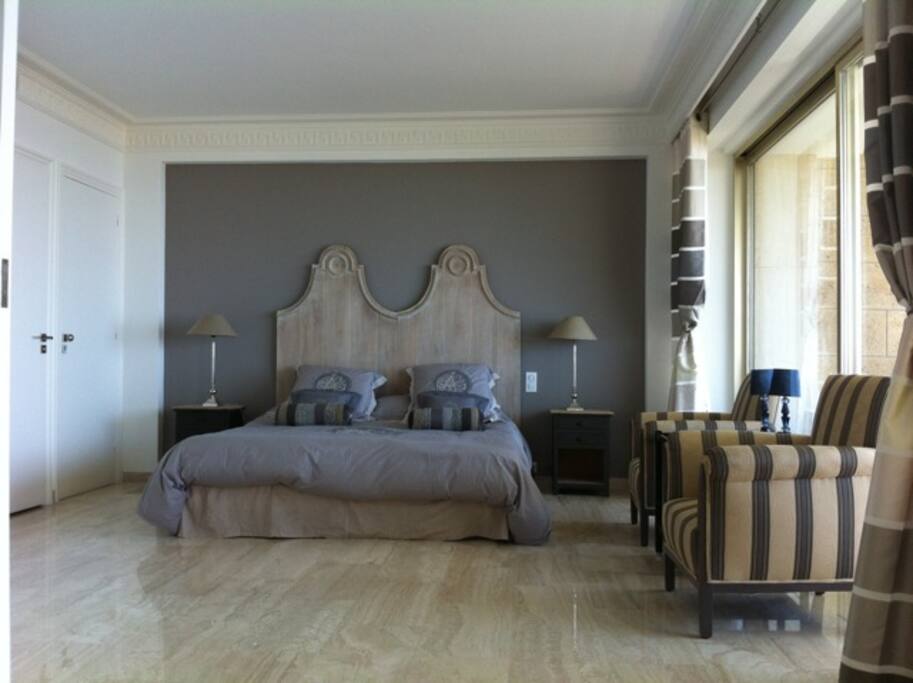 Chambre parentale
Porte coulissante
donnant sur le salon et plein sud vue sur les îles et baie de Cannes
Wonderful
