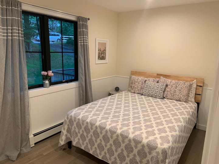 Chumba cha kulala cha wageni kilicho na kitanda cha malkia