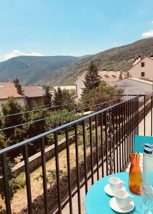 Desayuno desde el balcón (segunda planta) / petit déjeuner sur le balcon (deuxième étage)/ breakfast from the balcony (second floor)