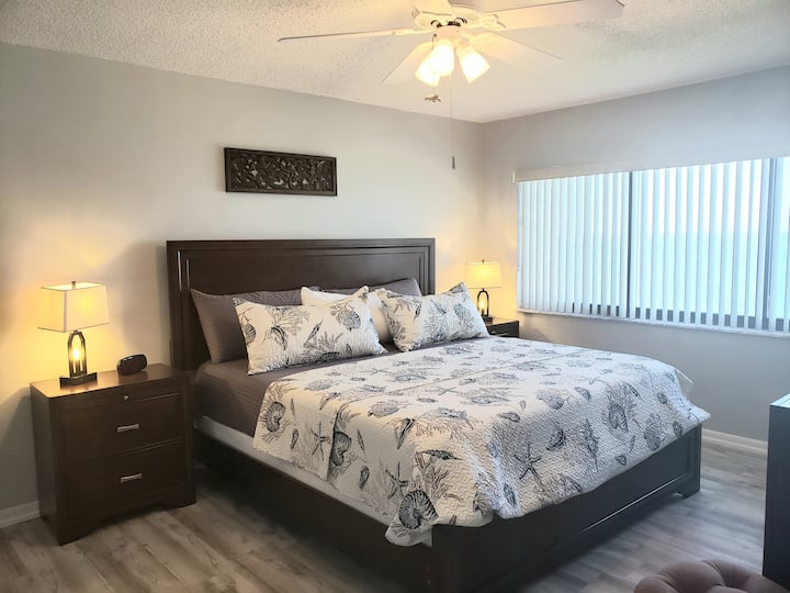 มู่ลี่ถูกนำออกไปเนื่องจากเสียงรบกวน/ลมเมื่อเปิดหน้าต่าง มีบานประตูหน้าต่างที่ทำงานด้วยสวิตช์ที่ให้ความมืดสนิทเพื่อความสะดวกสบายในการนอนหลับ 