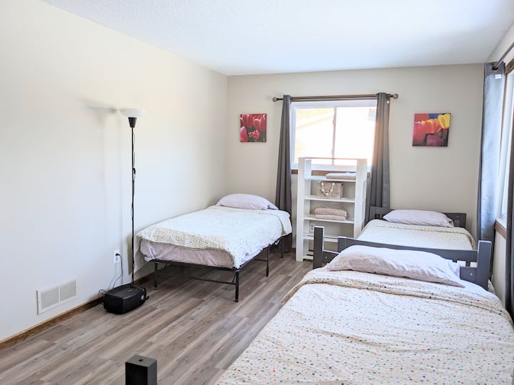 שלוש מיטות נפרדות במפלס העליון 