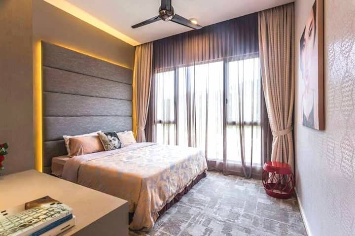 חדר שינה ראשי עם מיטת קינג סייז 