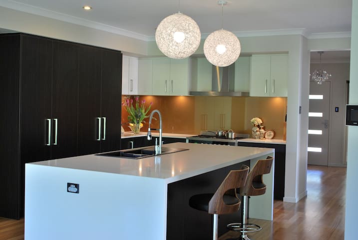 Elegant Modern Tamborine Mountain Homestay
