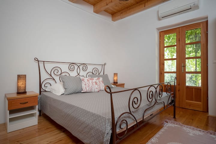 ห้องนอนแรกที่มีทางออกบนระเบียงทุกอย่างเป็นสีเขียวที่นี่!