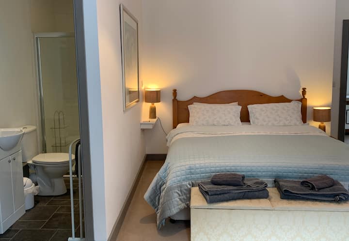 Master chumba cha kulala  ( 6 x 5.5 m)  Super King Bed ( pocketed - sprung Godoro ) na bafu ensuite ( 2.5 x 1.30 m)
Kikausha nywele. T.V hiari 
Taulo za kutumika katika Banda pekee, tafadhali leta taulo zako za ufukweni.