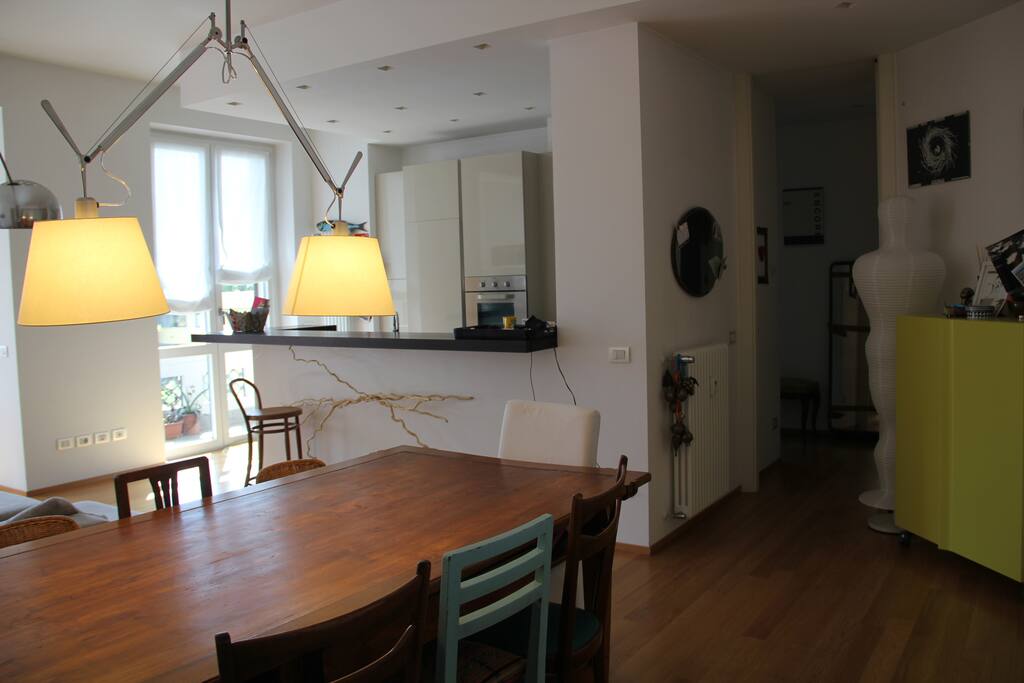 Zona pranzo e cucina a vista
- Dinner area and open space kitchen