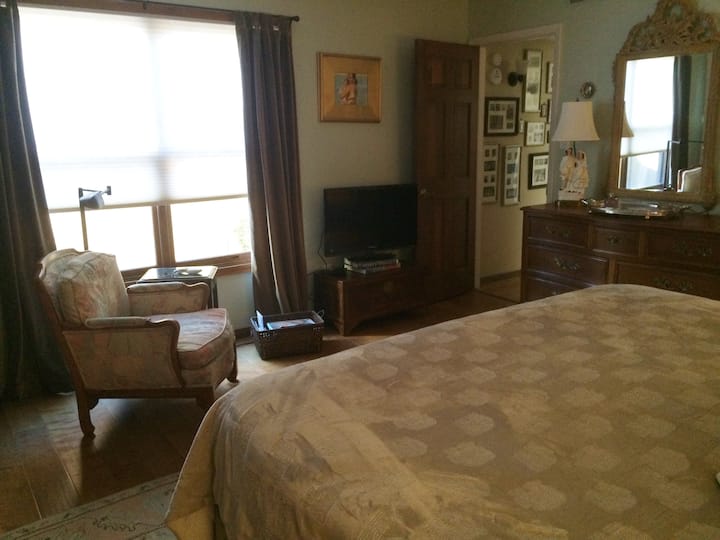 Приватна соба со приватна бања со брачен кревет (широк 150-179 см), стол за рака, биро и плакар