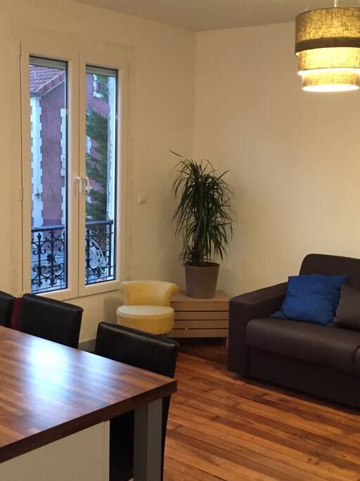 Séjour parquet , belle hauteur sous plafond , exposé plein ouest lumineux toute l'après midi , volet électrique , Canapé convertible de bonne qualité , îlot central pour manger à 4 personnes .