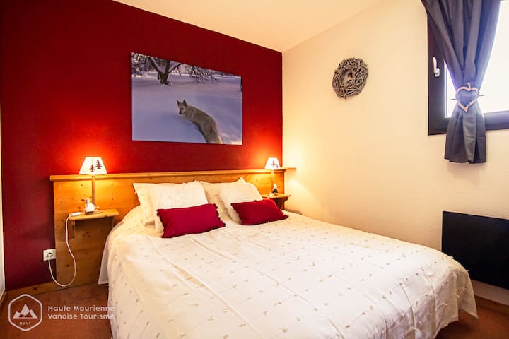 habitación con cama doble de 160 cm (2 colchones de 80 cm) en el piso de arriba