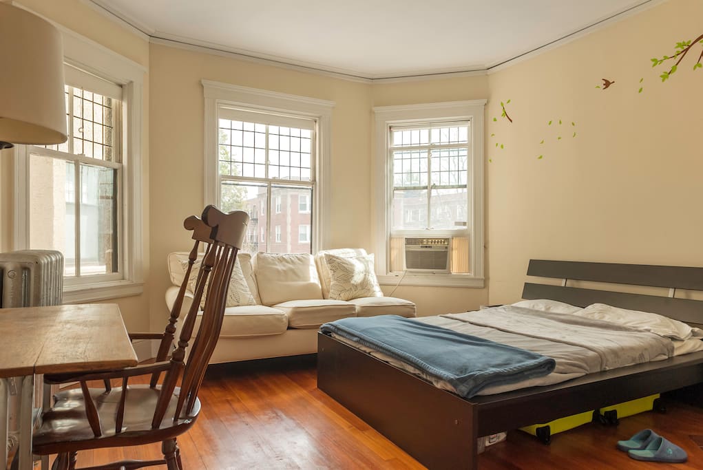 3 large bay windows, lots of sunshine.