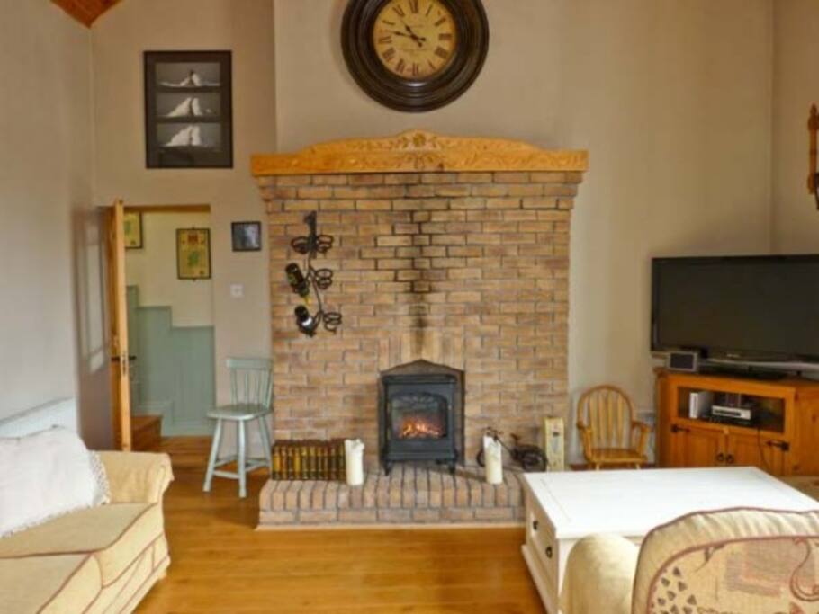 BEAUTIFUL LIVING ROOM AREA