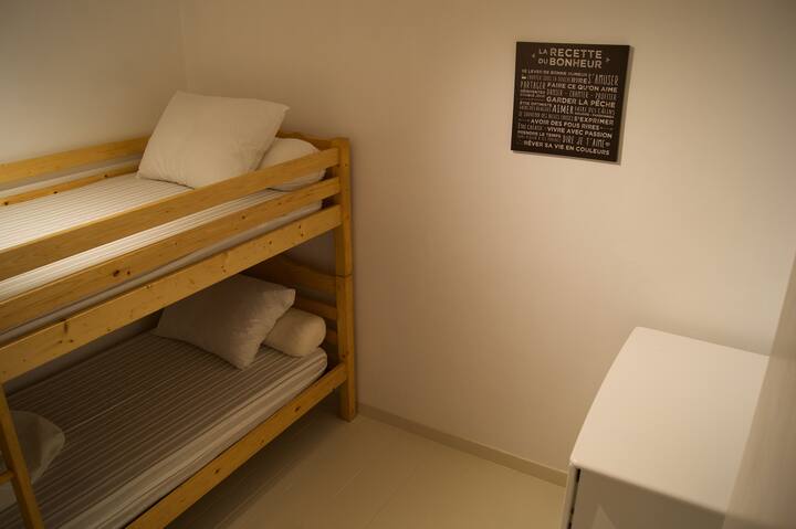 habitación con literas y cómoda
ideal para dos niños