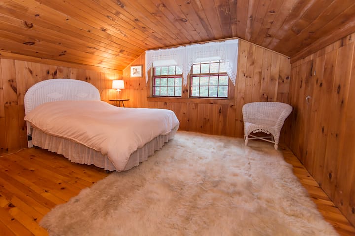 الغرفة البيضاء (الطابق العلوي )، وسجادة الصوف اللذيذة