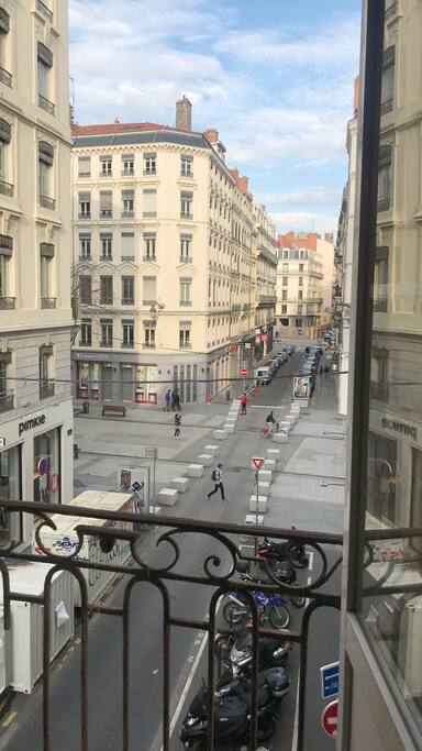 Fenêtre donnant sur la rue de la République