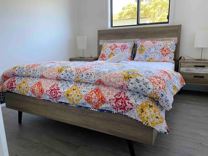 Couple’s Coastal Holiday, min to beach & shops. Houses for Rent in