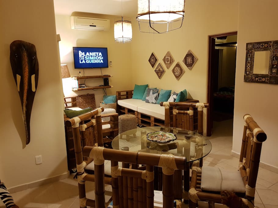 Dining and living room area with cable TV, more than 100 channels in English and Spanish. CNN Intl is NOT available, sorry!!, TV cable company do not supply this channel anymore.