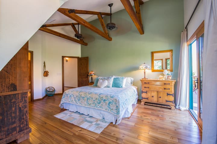 "River Suite" Master bedroom #1 - flatscreen tv na Roku