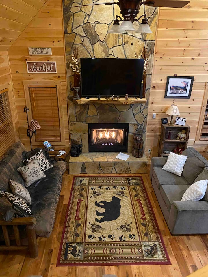 Sadnite si a oddýchnite si pred krbom 