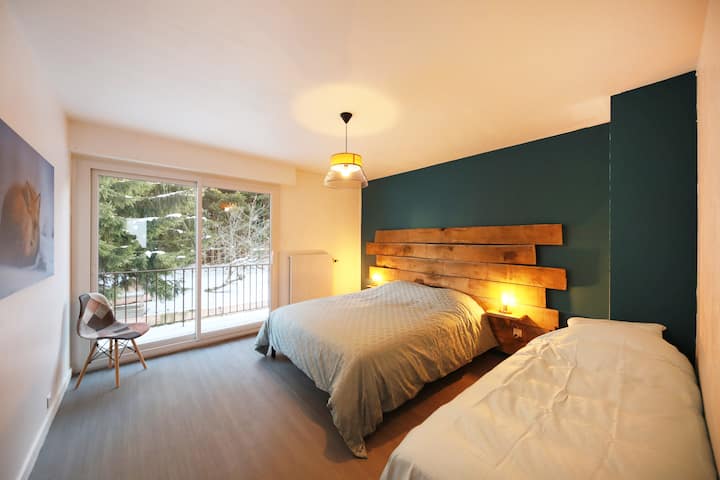 6号卧室配有160 x 200的双人床和90 x 200的单人床，可通往通往花园的阳台