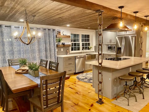 Gorgeous designer condo ! Steps to Beach