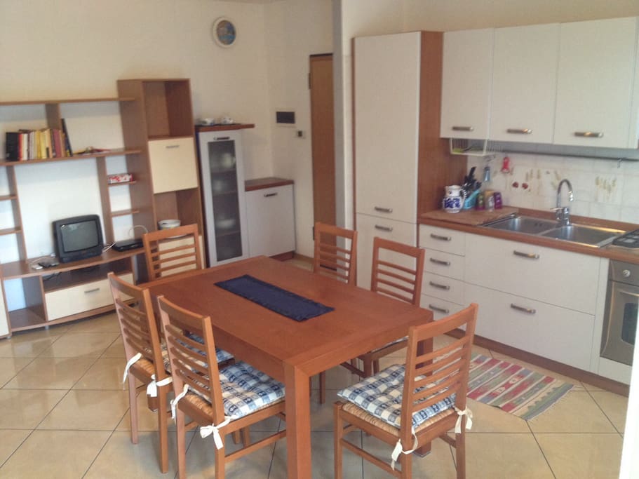 sala COMUNE (cucina, tv, wifi, accesso al giardino)