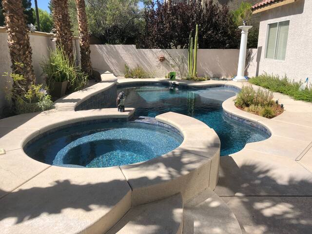 Spacious and beautiful crowd pleaser! gallery image 2