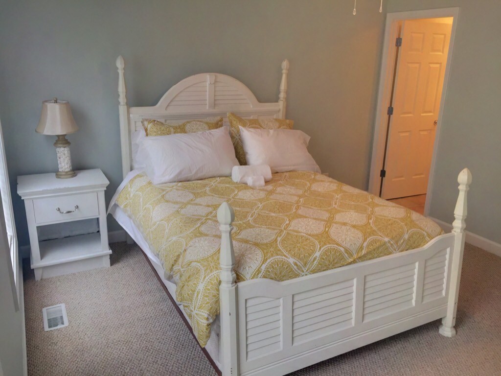 חדר שינה שני עם מיטת קווין וחדר רחצה מלא פרטי