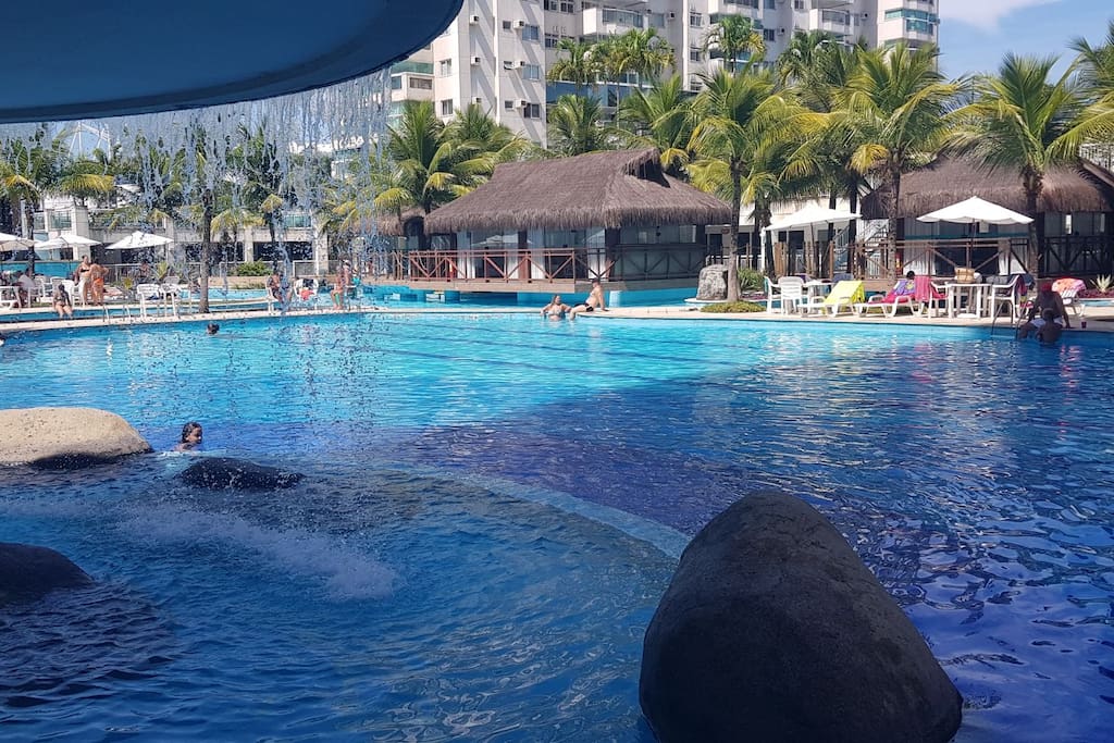 Área da piscina com cascata