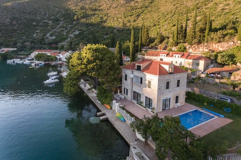 Successful Airbnb property: Green Oasis - at sea, heated pool and jacuzzi in Zaton