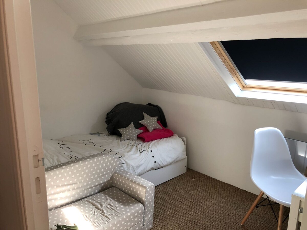 Детска стая с разтегателно легло 