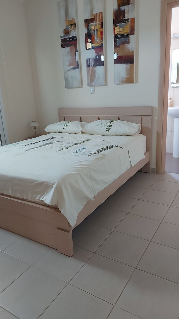 Главна спалня със самостоятелен апартамент