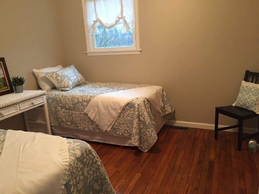 Bedroom 1 - 2 Twin Beds