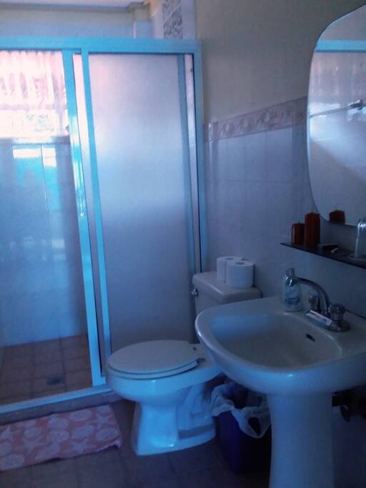 Shared bathroom for Emerald and Green Rooms