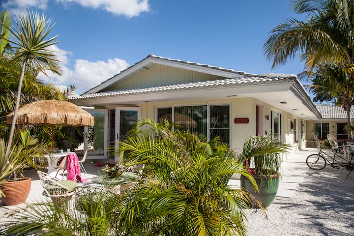 Lido Beach  House  luxury mid century one bedroom  Lido Beach  House  luxury mid century one bedroom