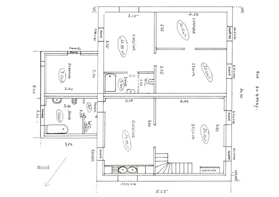 La maison comporte 2 logts. distincts Seulement la partie 4 personnes est a louer