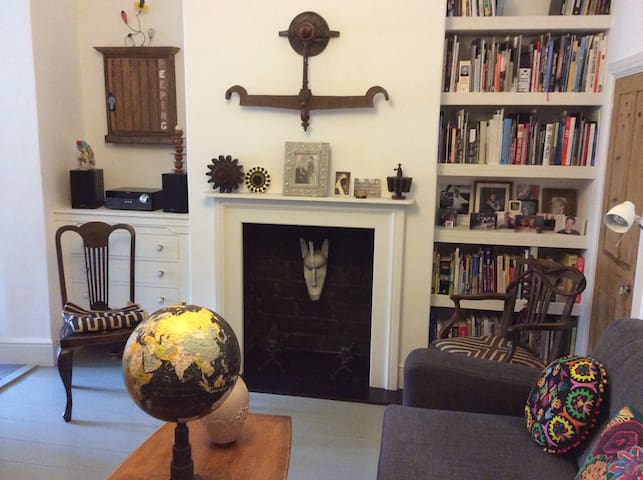 Eclectic Home - 4 min walk from town centre....