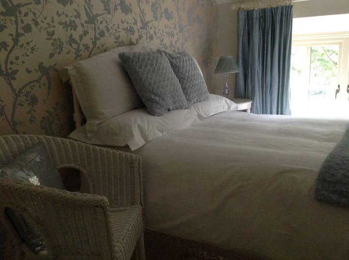 Chumba cha kulala cha wageni mara mbili na WARDROBE