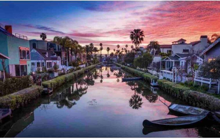 Stunning 4bd 5 bath Canal Front Home with Elevator gallery image 5